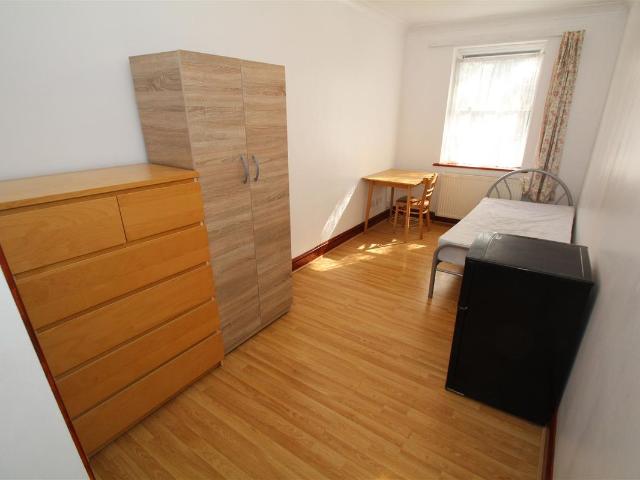 Room for rent in Lane, Greater London