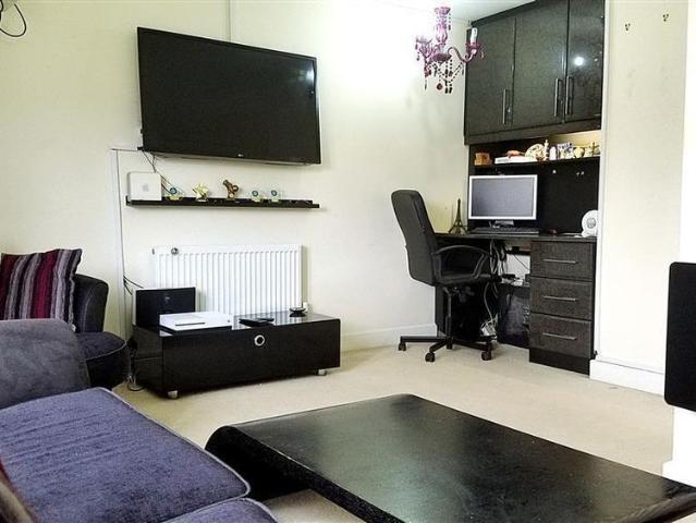 Townhouse for rent in Dunstable, Bedfordshire