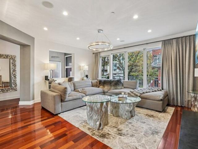 House for sale in Edgewater, New Jersey