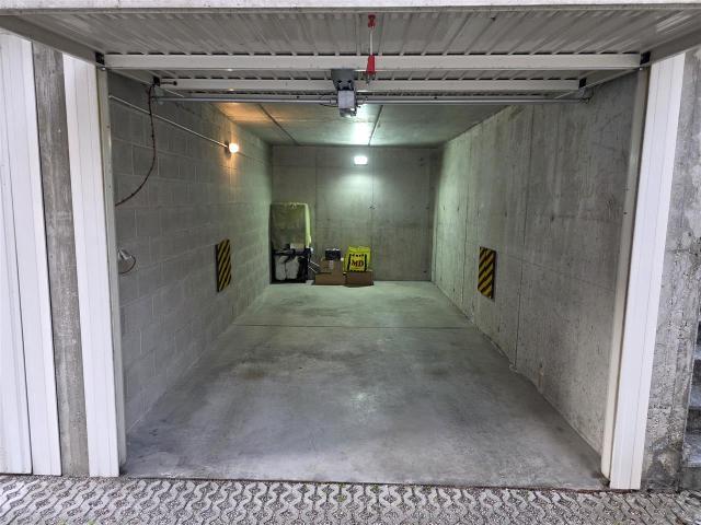 Box in vendita a Solaro, Lombardia