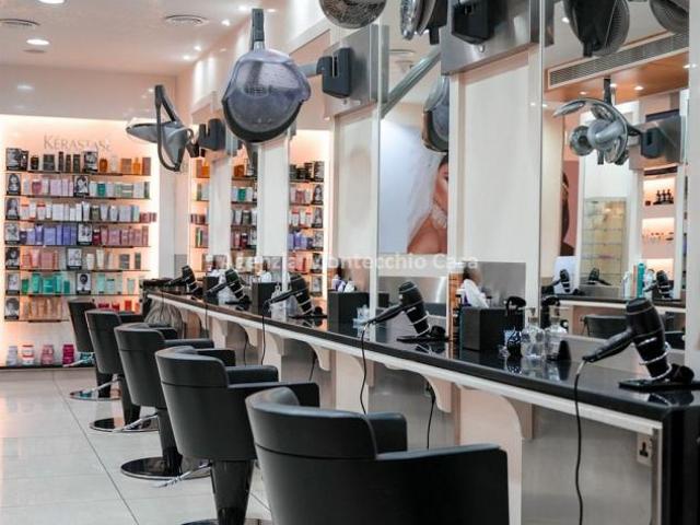 Locale Commerciale in vendita a Marche, Pesaro E Urbino