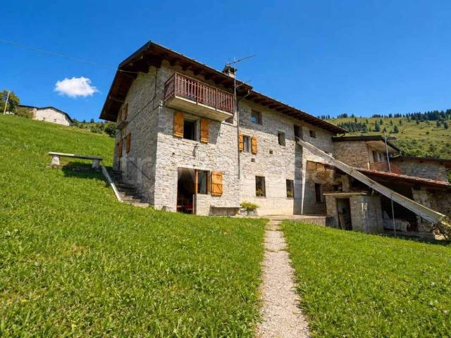 Rustico in vendita a Gorno, Lombardia