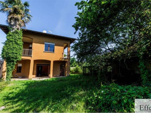 Villa Indipendente in vendita a Biandronno, Lombardia