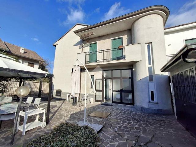 Villa Indipendente in vendita a Carate Brianza, Lombardia