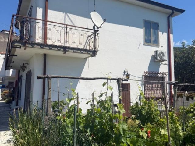 Villa Indipendente in vendita a Isola, Luni