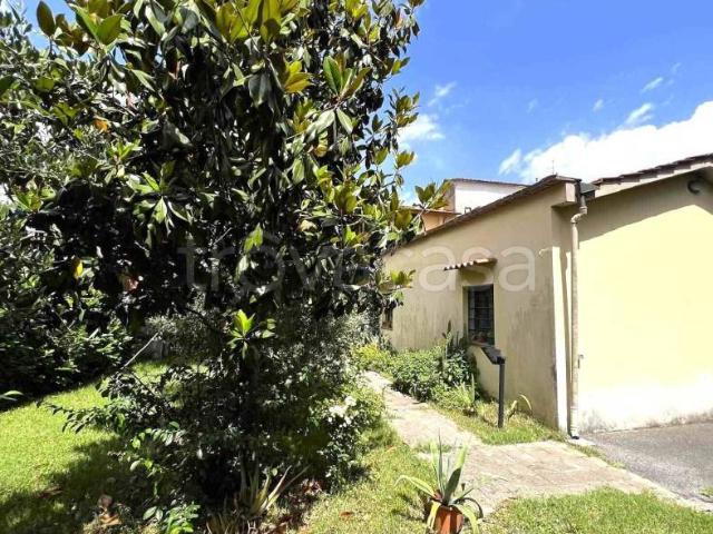 Villa Indipendente in vendita a Capezzana, Prato