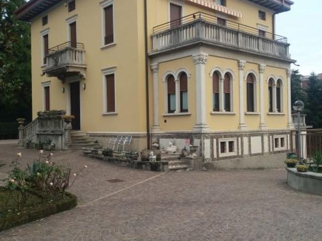 Villa Indipendente in vendita a Ponte San Pietro, Lombardia