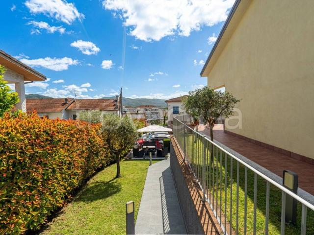 Villa Schiera in vendita a Follo, Liguria