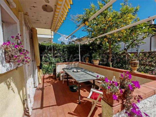 Villa Schiera in vendita a Marina di Massa, Marina Di Massa
