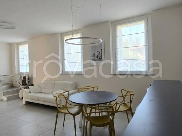 Villa Indipendente in vendita a Angera, Lombardia