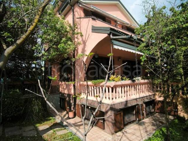 Villa Indipendente in vendita a Pognano, Lombardia
