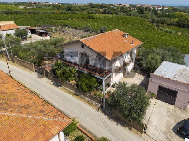 Villa Indipendente in vendita a Tollo, Abruzzo