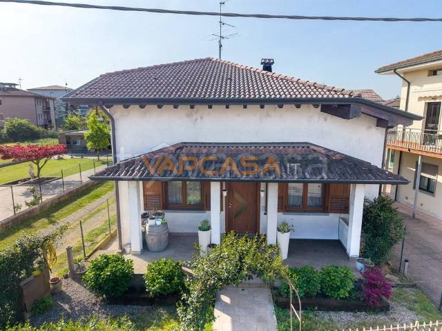Villa Indipendente in vendita a Calcio, Lombardia