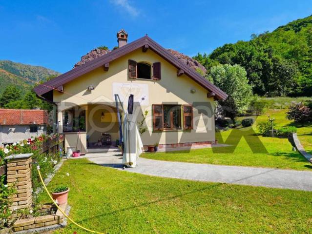 Villa Indipendente in vendita a Campomorone, Liguria