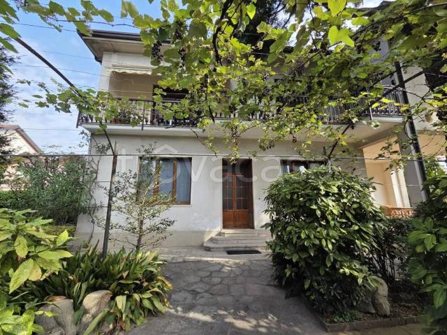 Villa Indipendente in vendita a Giussano, Monza e della Brianza