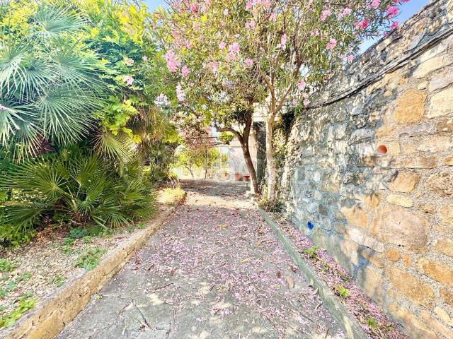 Villa Indipendente in vendita a Oliveto, Imperia