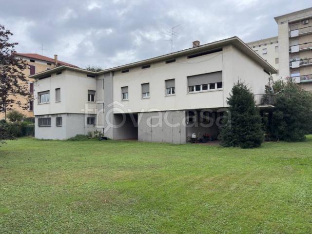 Villa Indipendente in vendita a Ponte San Pietro, Lombardia