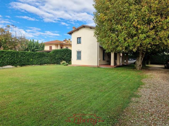 Villa Indipendente in vendita a Torre del Lago Puccini, Viareggio