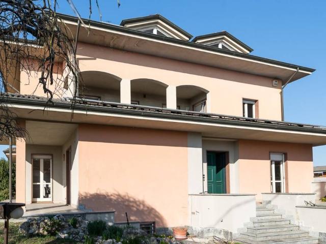 Villa Indipendente in vendita a Benvenuti, Voghera