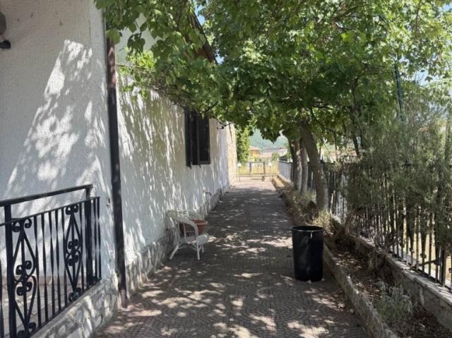 Villa Indipendente in vendita a Magliano De' Marsi, Abruzzo