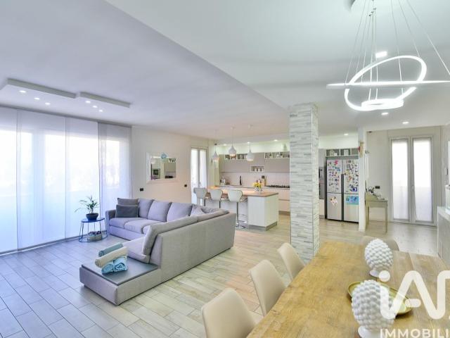 Casa in vendita a Meda, Lombardia