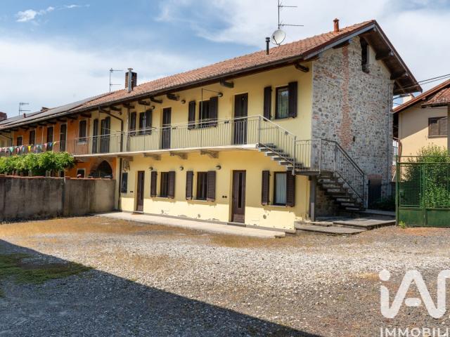 Casa in vendita a Angera, Lombardia