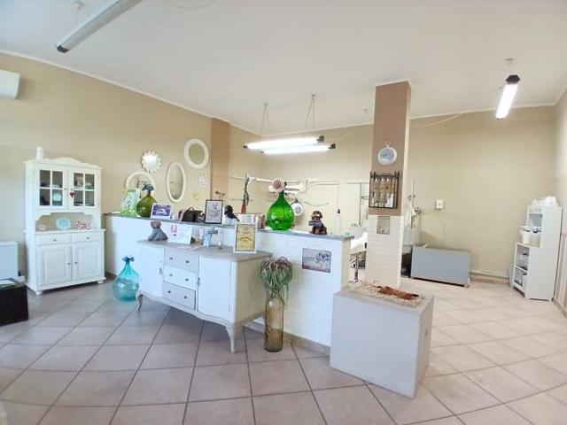 Locale Commerciale in vendita a Unione dei comuni del Distretto Ceramico, Formigine
