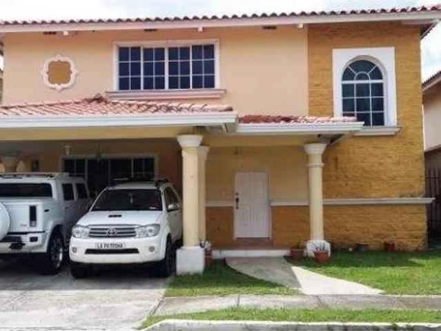 Vendo amplia casa con terreno y buena vista en Villa Lucre!