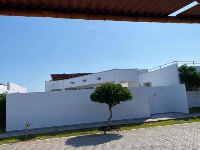 VENDO CASA EN EXCLUSIVA URB. LOS FLAMENCOS I MEJÍA