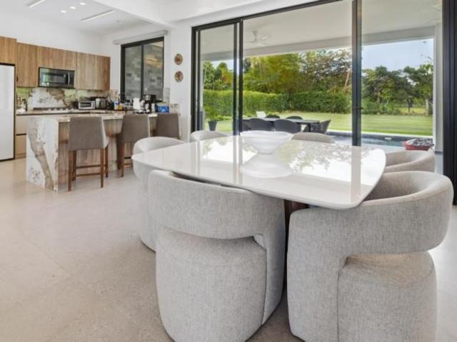 Vendo exclusiva casa con piscina y terraza, totalmente equipada