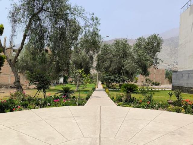 VENDO TERRENO DE 260 M2 EN EL GOLF DE HUAMPANI FRENTE A ESQUINA