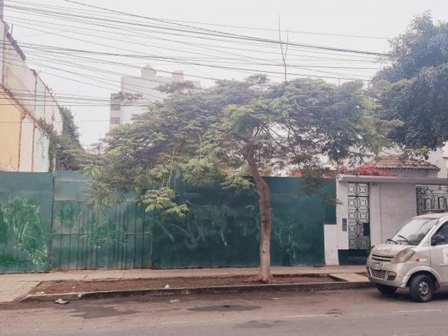 VENDO TERRENO PARÁMETRO 5 PISOS EDIFICIO FAMILIAR, EMPRESARIAL NEGOCIO, LINCE