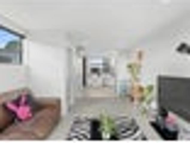 Townhouse for sale in Chaslands, Canterbury