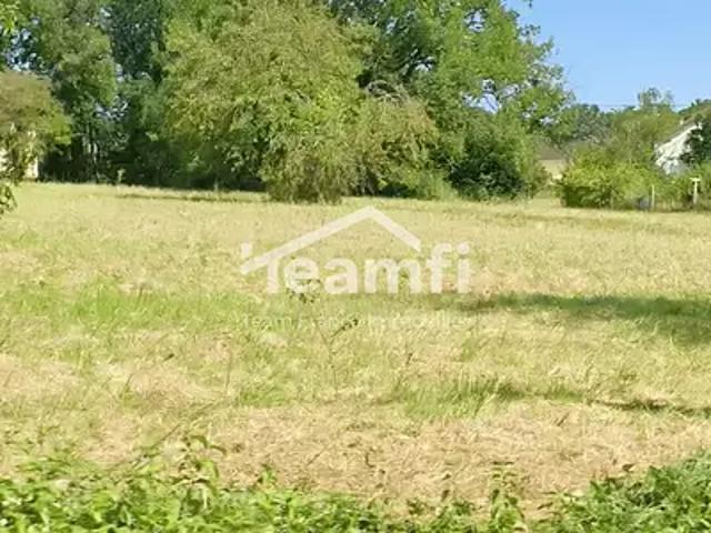 Terrain vente à Saint-Amand-Montrond, Venesmes