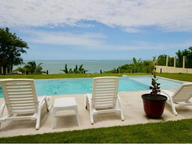 Venta de casa amoblada frente al mar en costa esmeralda