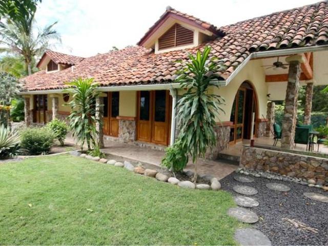 Venta de casa amoblada frente al mar en costa esmeralda