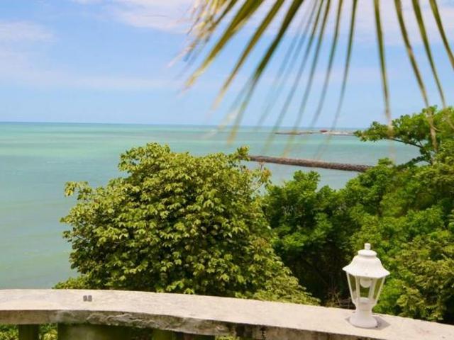 Venta de casa amoblada frente al mar en costa esmeralda