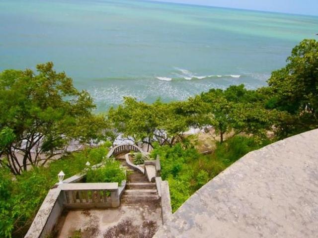Venta de casa amoblada frente al mar en costa esmeralda