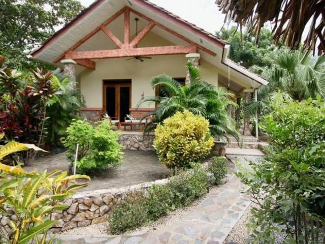 Venta de casa amoblada frente al mar en costa esmeralda