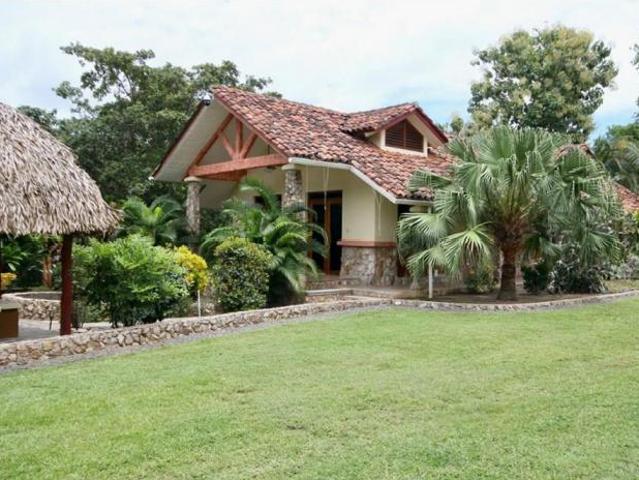 Venta de casa amoblada frente al mar en costa esmeralda