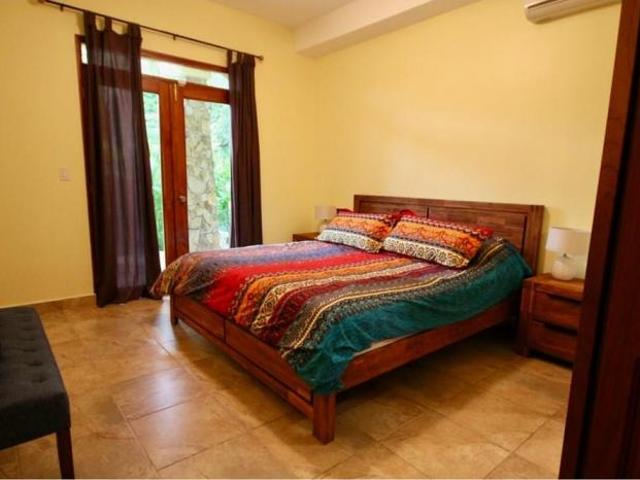 Venta de casa amoblada frente al mar en costa esmeralda