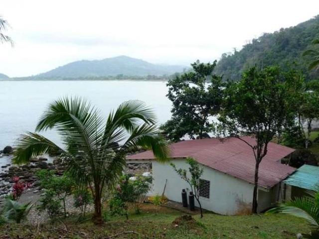 Venta de casa de pesca frente a la playa en darien puerto piña