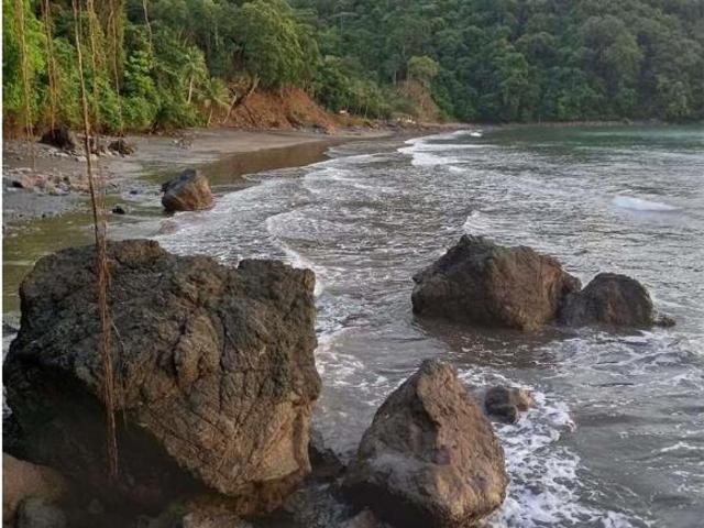 Venta de casa de pesca frente a la playa en darien puerto piña