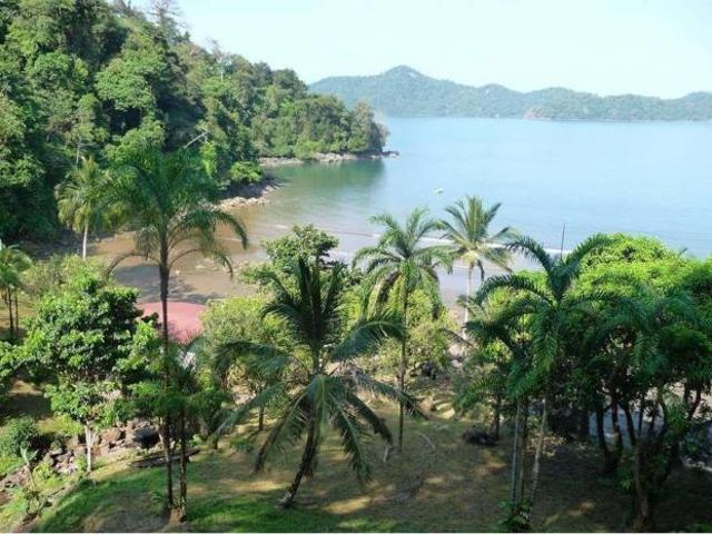 Venta de casa de pesca frente a la playa en darien puerto piña