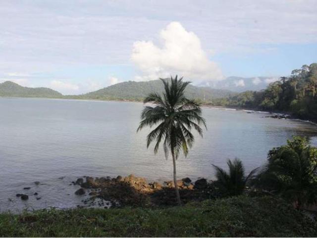 Venta de casa de pesca frente a la playa en darien puerto piña