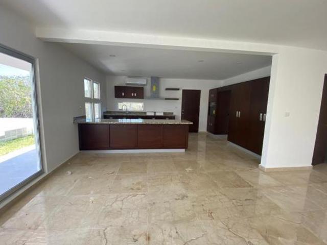 VENTA DE CASA EN LUJOSO RESIDENCIAL CON CAMPO DE GOLF EN CAN