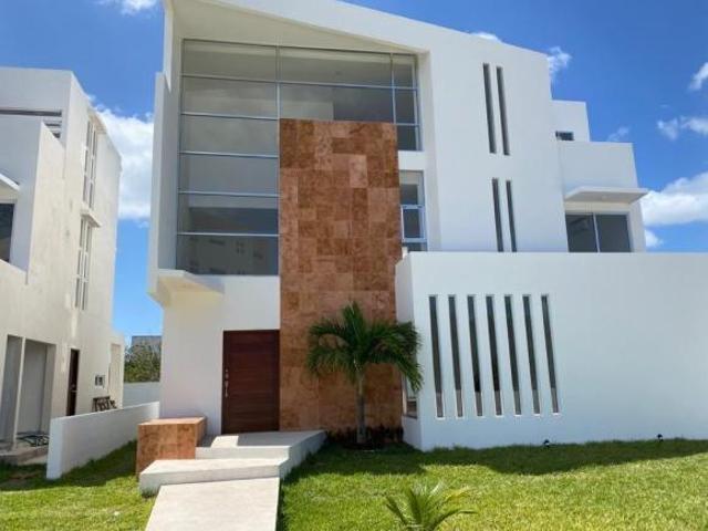 VENTA DE CASA EN LUJOSO RESIDENCIAL CON CAMPO DE GOLF EN CAN