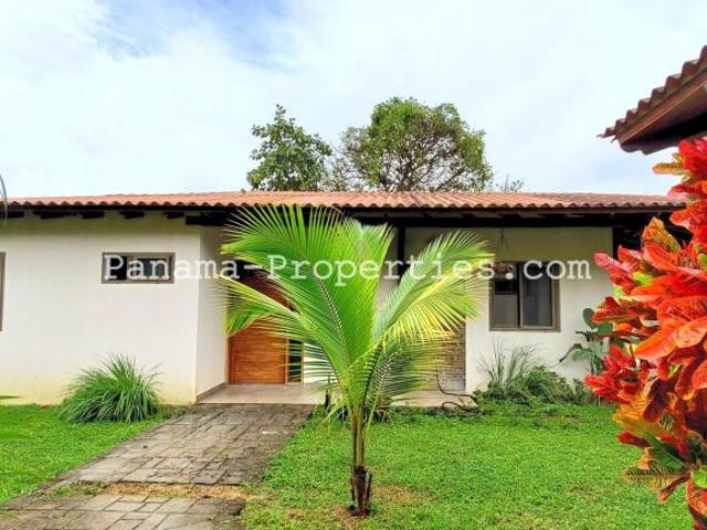 Venta de casa en pedasi, 2 por uno con casita