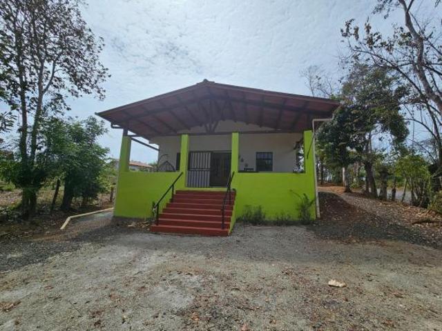 Venta de casa en Pedasi con 2 habitaciones y lote de 649m2