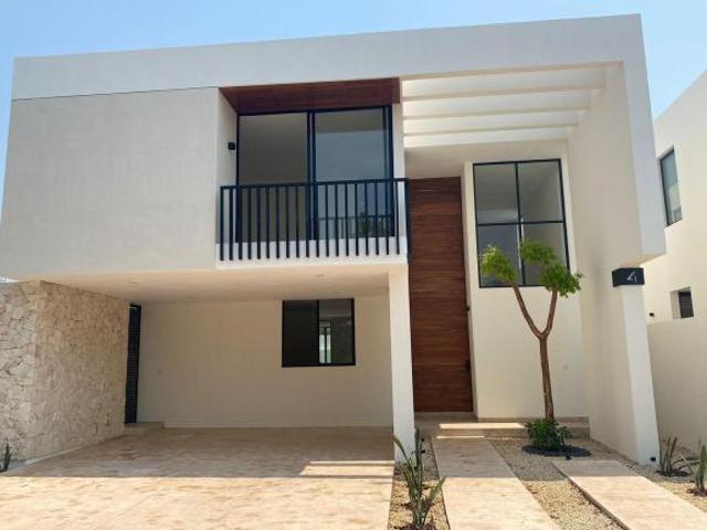 Venta de casa en privada residencial en Temozón de 4 recamaras con amenidades